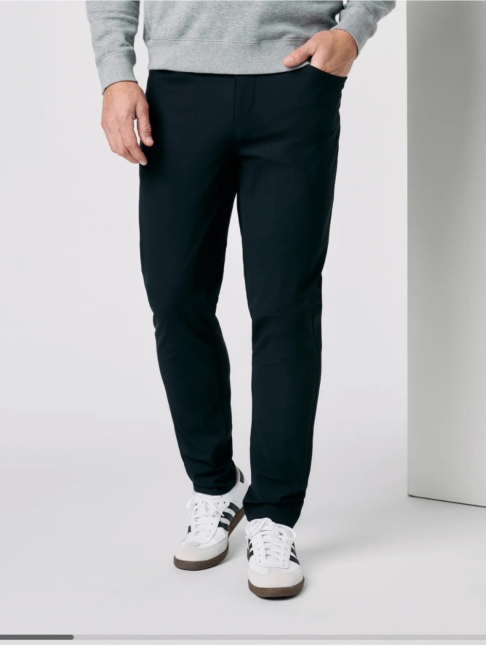 Vuori Meta Athletic Pants in Black . Size 36